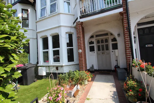 2 bedroom flat — Plas Newydd, Southend On Sea, SS1 3AG