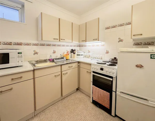Photo 2 — Holmesdale Gardens, Hastings, TN34 1LS