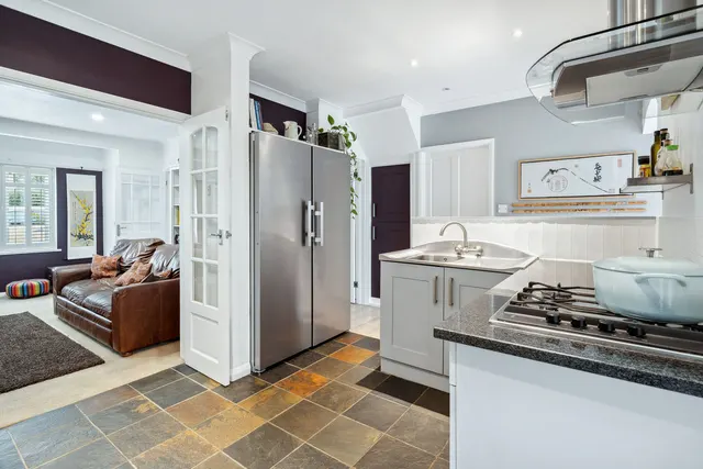 D'Abernon Drive, Cobham, KT11, photo 2