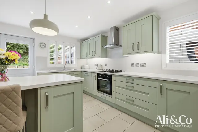 Photo 3 — Maunder Close, Grays, Essex, RM16 6BW