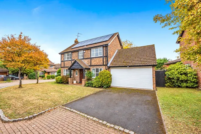 Strawberry Fields, Bisley, GU24, photo 1