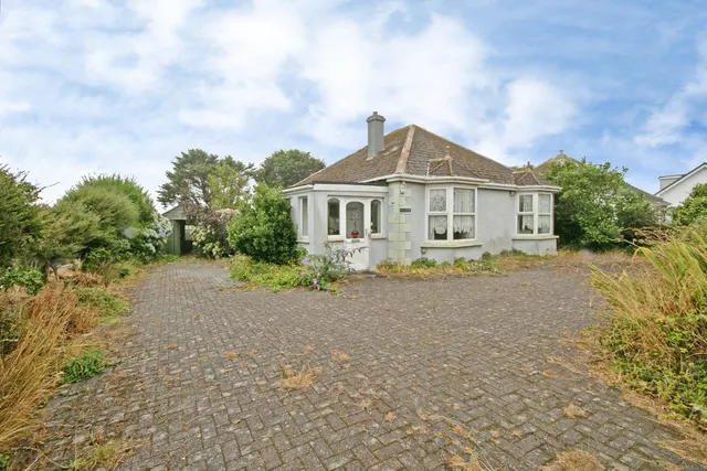 2 bedroom house, Main Road, Helston, TR13