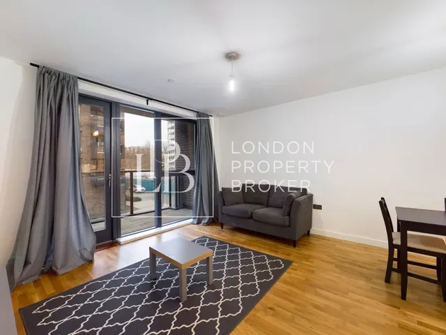 Larkwood Avenue, London, SE10, photo 2