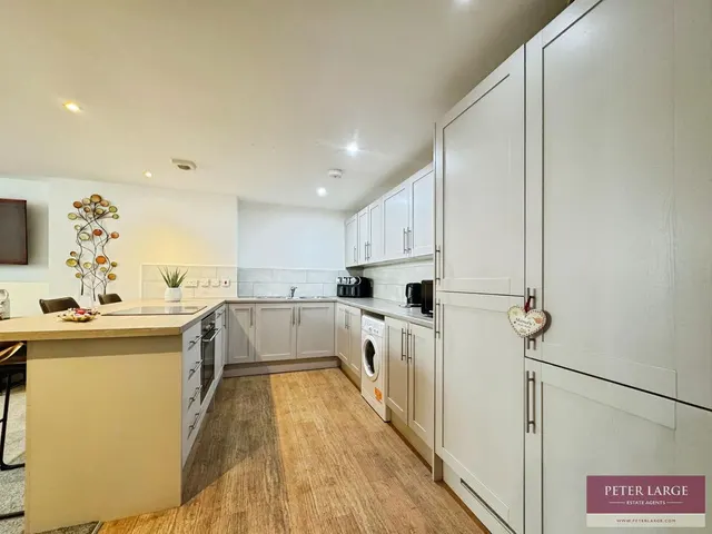 East Parade, Rhyl, Denbighshire, LL18 3AG, photo 1