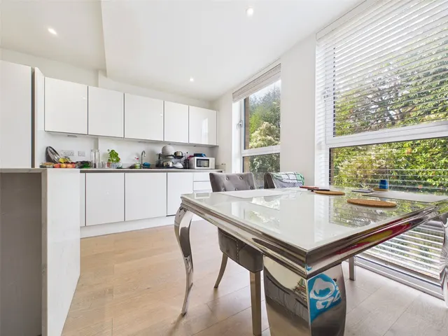 High Road, Ickenham, UB10, photo 3
