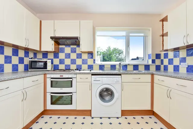 Photo 3 — Raymond Crescent, Guildford, GU2 7SZ
