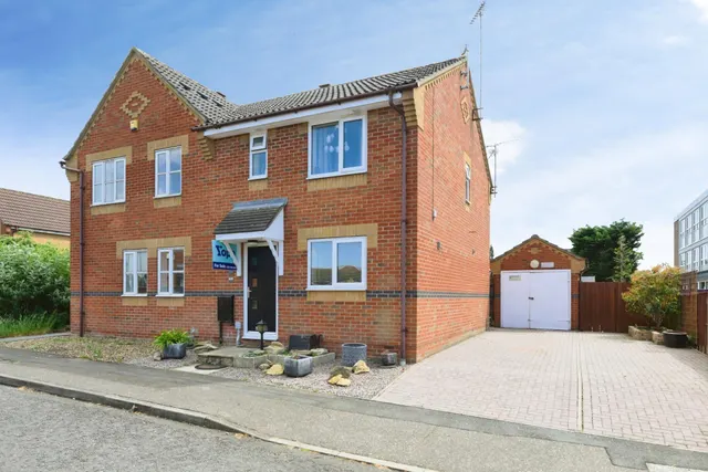 Coltsfoot Drive, Peterborough, PE2, photo 1