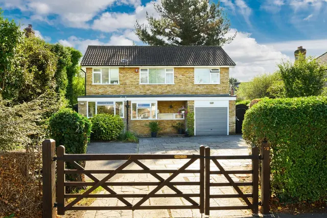 Manor Road North, Esher, Surrey, KT10 0AD, photo 1