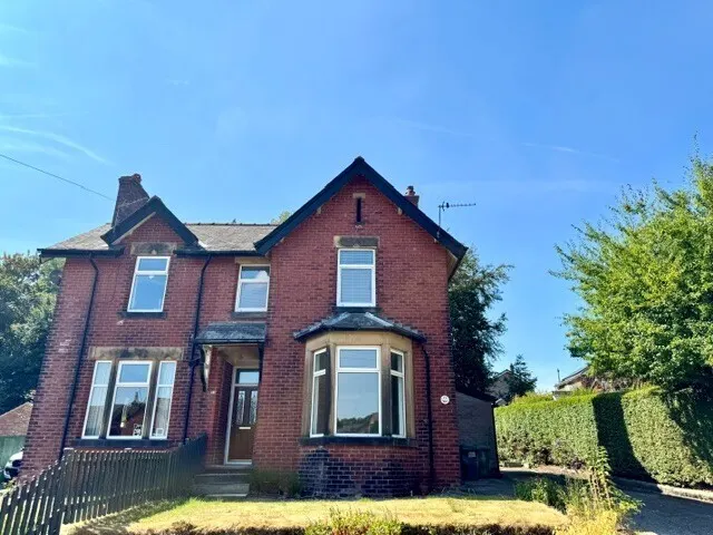 3 bedroom house — Moor End Lane, Silkstone Common, BARNSLEY