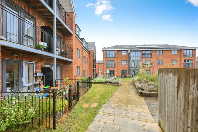 Goodes Court, Royston, photo 1