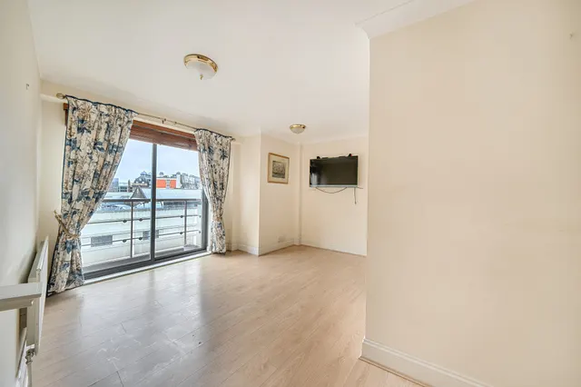 Photo 2 — Flat 376, 300 Vauxhall Bridge Road, London