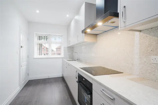 Whitton Avenue East, Greenford, UB6, photo 2