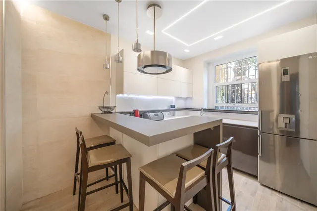 3 bedroom flat — Avonmore Gardens, Kensington, London, W14
