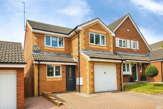 Walsh Avenue, Warfield, Bracknell, Berkshire, RG42 3XZ, photo 1