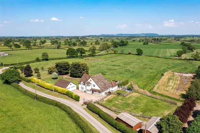 Lower Lane, Bowling Bank, LL13, photo 1