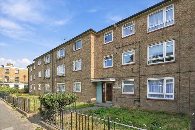 3 bedroom flat, Stonhouse Street, London, SW4