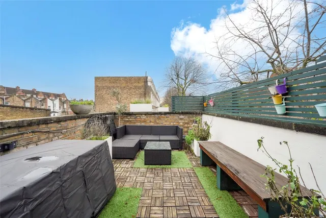 Seven Sisters Road, London, N7, photo 1