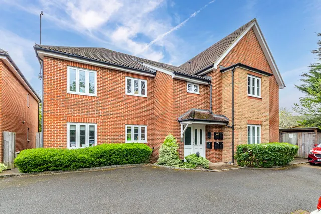 Holmefield Place, New Haw, KT15, photo 1