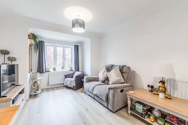 Holmefield Place, New Haw, KT15, photo 2