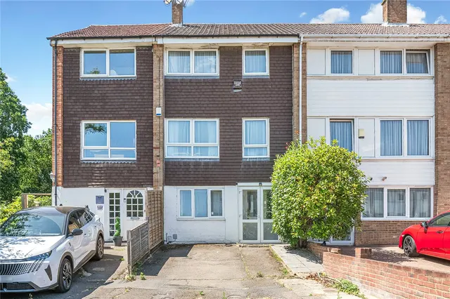Photo 3 — Mead Way, Bromley, BR2