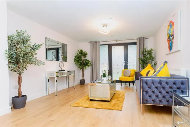 Marketfield Way, Redhill, RH1, photo 2