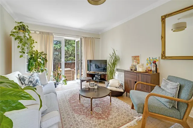 Batavia Road, Sunbury-On-Thames, TW16, photo 2