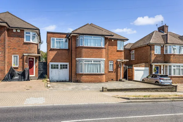 Photo 3 — Weston Drive, Stanmore, HA7