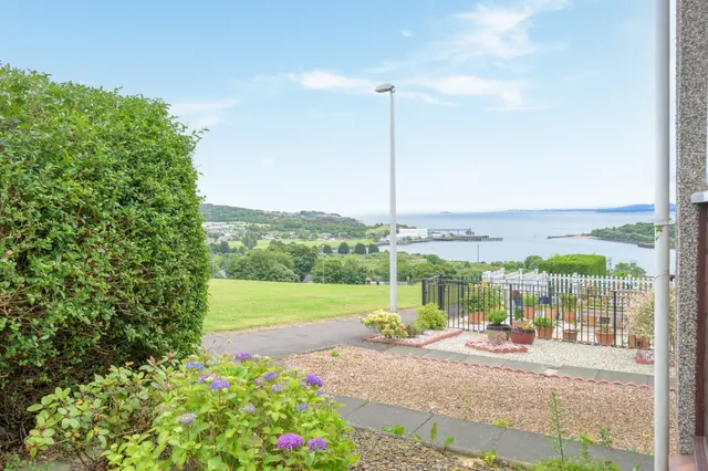 Photo 2 — Whinnyhill Crescent, Inverkeithing, KY11 1BD