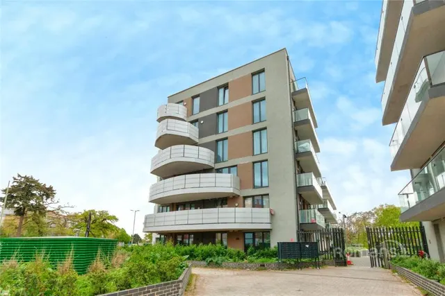 Farnborough Road, Farnborough, GU14, photo 1