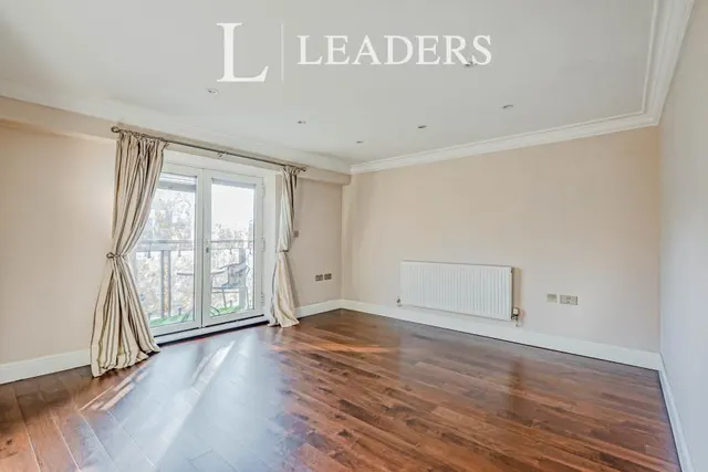 Kings Gate, Horsham, RH12, photo 2