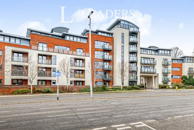 Kings Gate, Horsham, RH12, photo 1