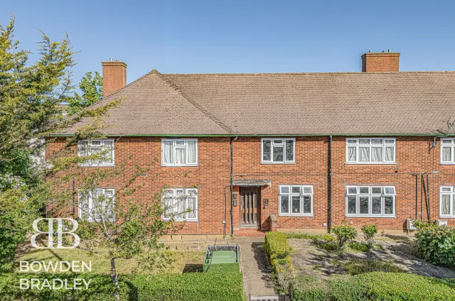 New North Road, Hainault, IG6, photo 1