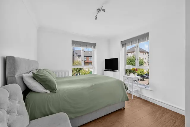 Wesley Avenue, London, E16, photo 3