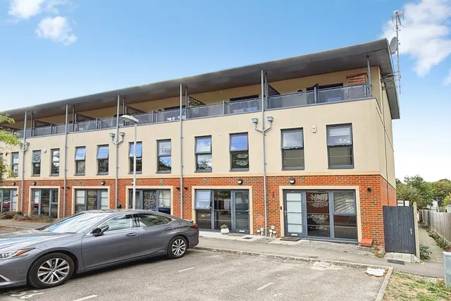 Jupiter Close, Farnborough, GU14, photo 1