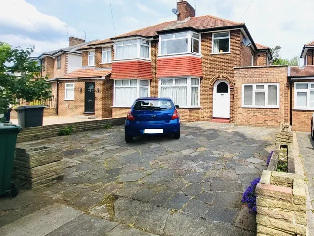 Bullescroft Road, Edgware HA8, photo 1