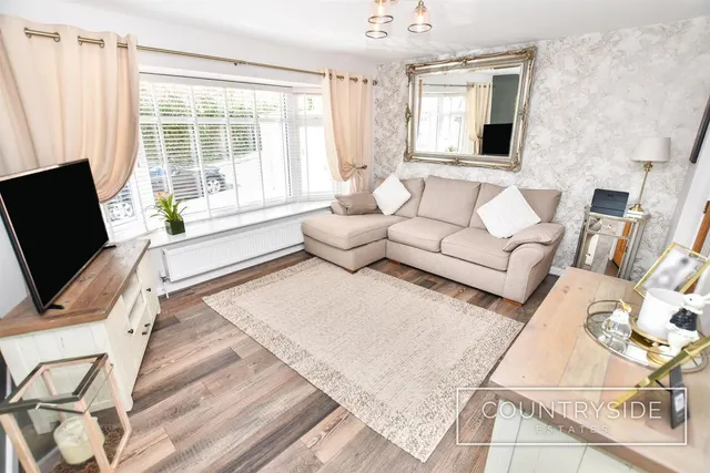Photo 3 — Greenoaks Close, Benfleet