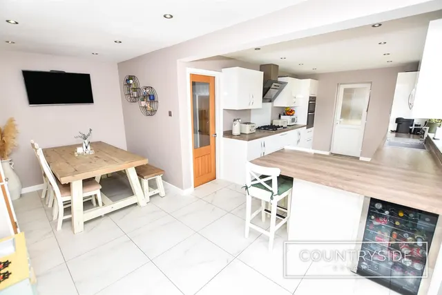Photo 2 — Greenoaks Close, Benfleet