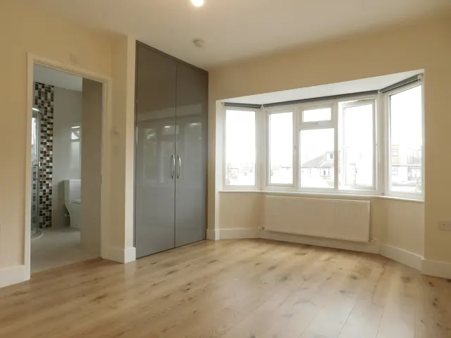Central Avenue, Hounslow, TW3, photo 1