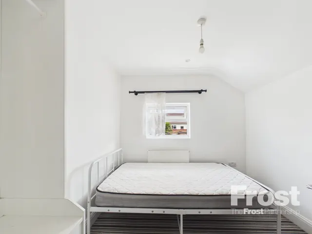 Staines Road, Feltham, TW14, photo 1