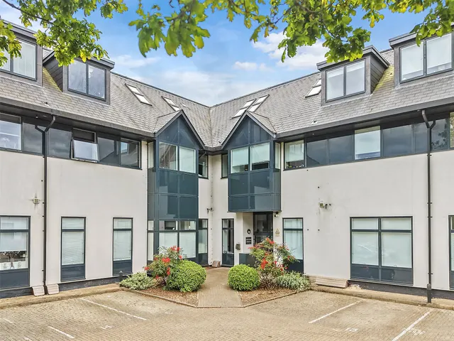 Challenge Court, Leatherhead, KT22, photo 1