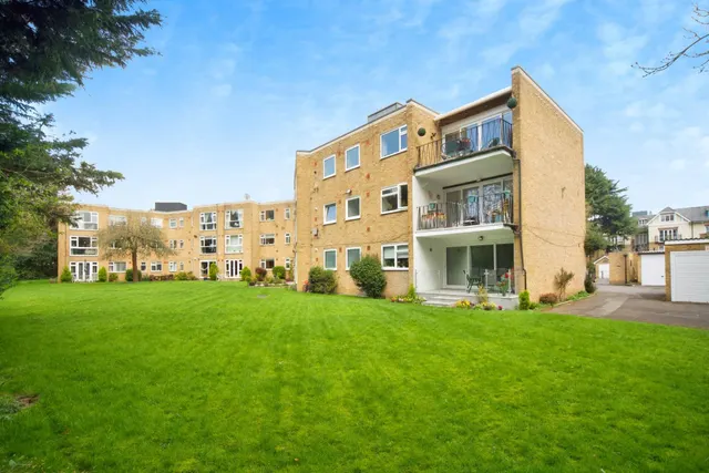 Village Road, Enfield, EN1, photo 2