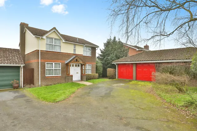 4 bedroom house — Barnham Broom Road, Wymondham