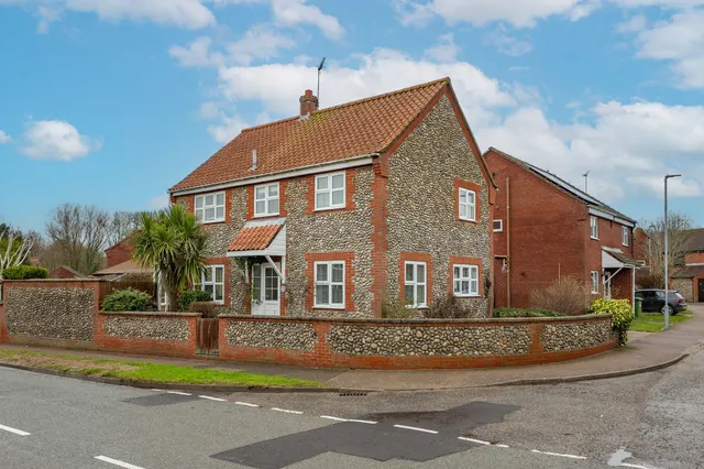 Modern Detached Home Close to Holt To, photo 1
