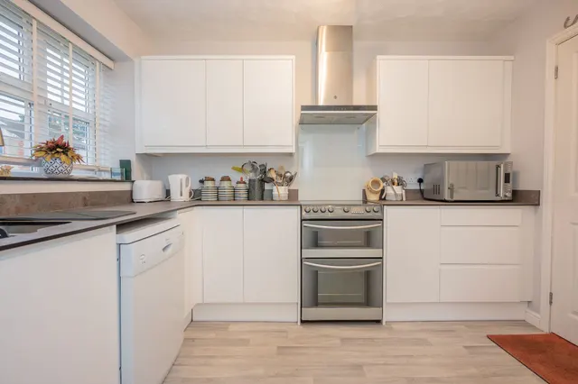 Modern Detached Home Close to Holt To, photo 2