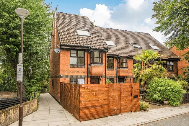 Grovelands Close, SE5, photo 1