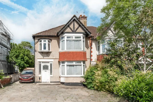 18 Hillcroft Crescent, Wembley, photo 1