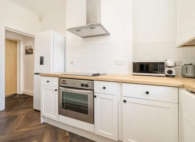 Chiswick High Road, Chiswick, W4, photo 3
