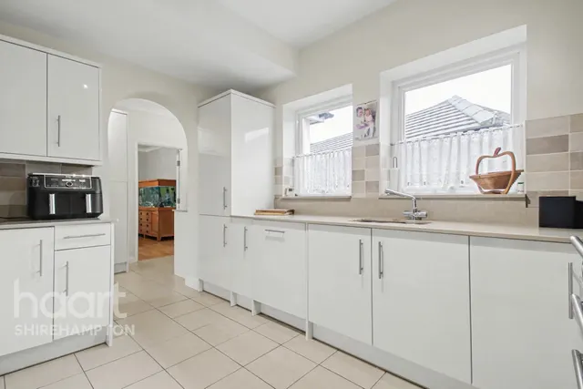 Lois Drive, Shepperton, TW17, photo 2