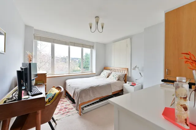 Photo 3 — Flat 2, 4 Woodside, London