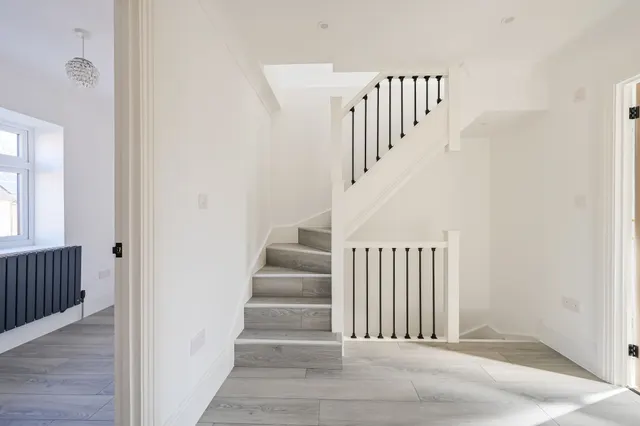 Photo 2 — 15 Lukin Crescent, London